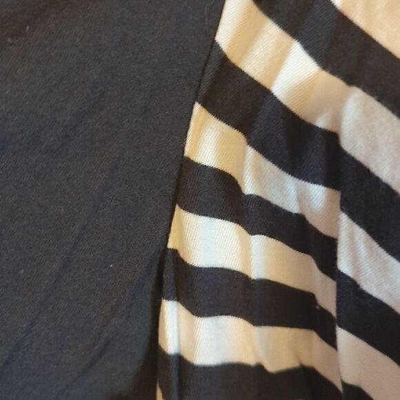 CHELSEA studio large 2 in 1 top attached short sleeve with black white v stripes - Picture 8 of 10